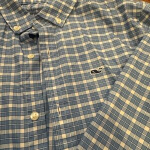 vineyard vines boys performance button down. boys size M (12-14).